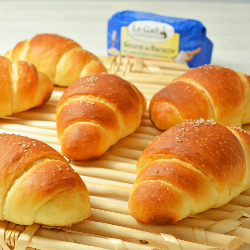 フランス産バターを包んだ 塩バターロール