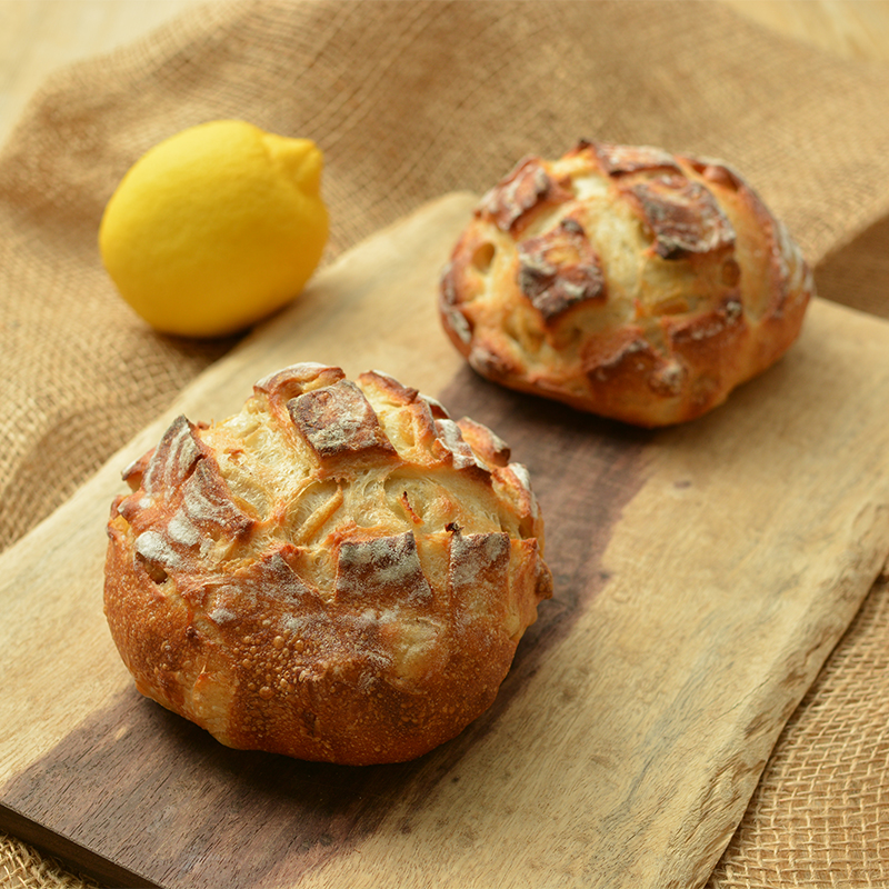 冷蔵発酵生地で作る。爽やかなレモンとヘーゼルナッツのブール