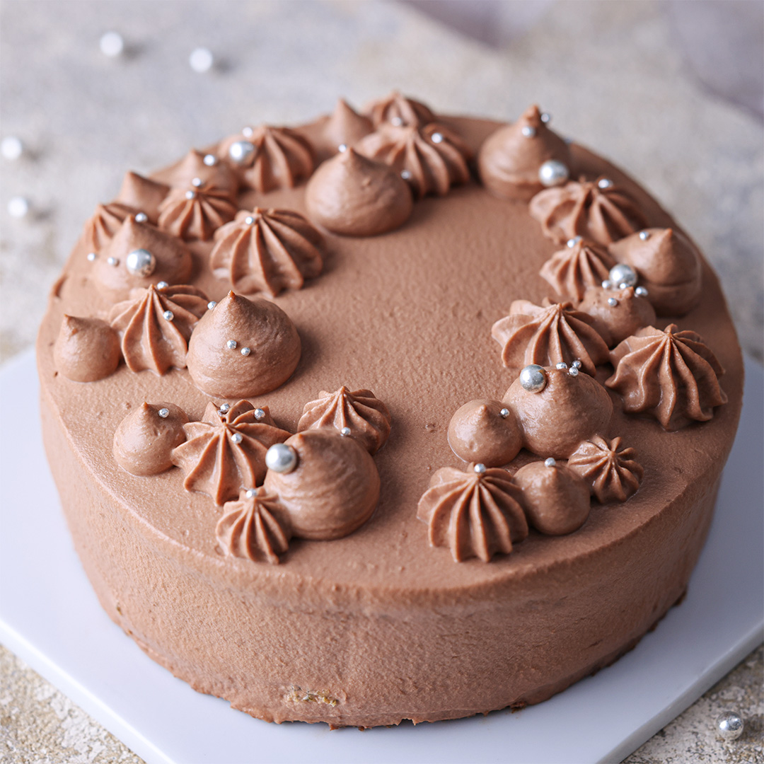 チョコレートクリームのデコレーションケーキ