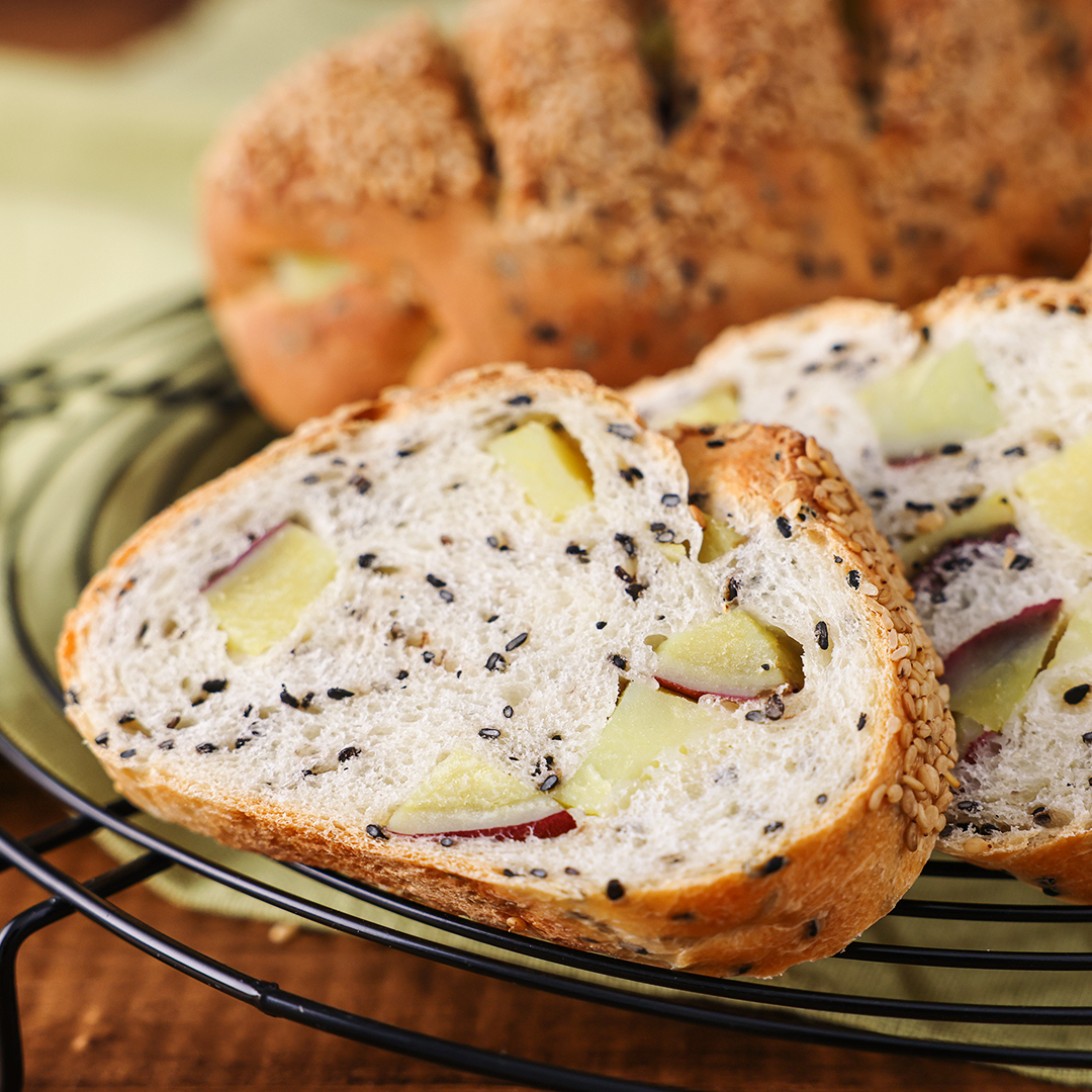 ゴマとサツマイモのセミハードブレッド