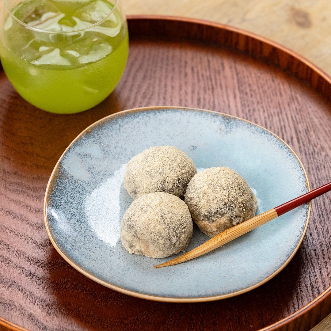 本わらび粉で作るあん入りわらびもち