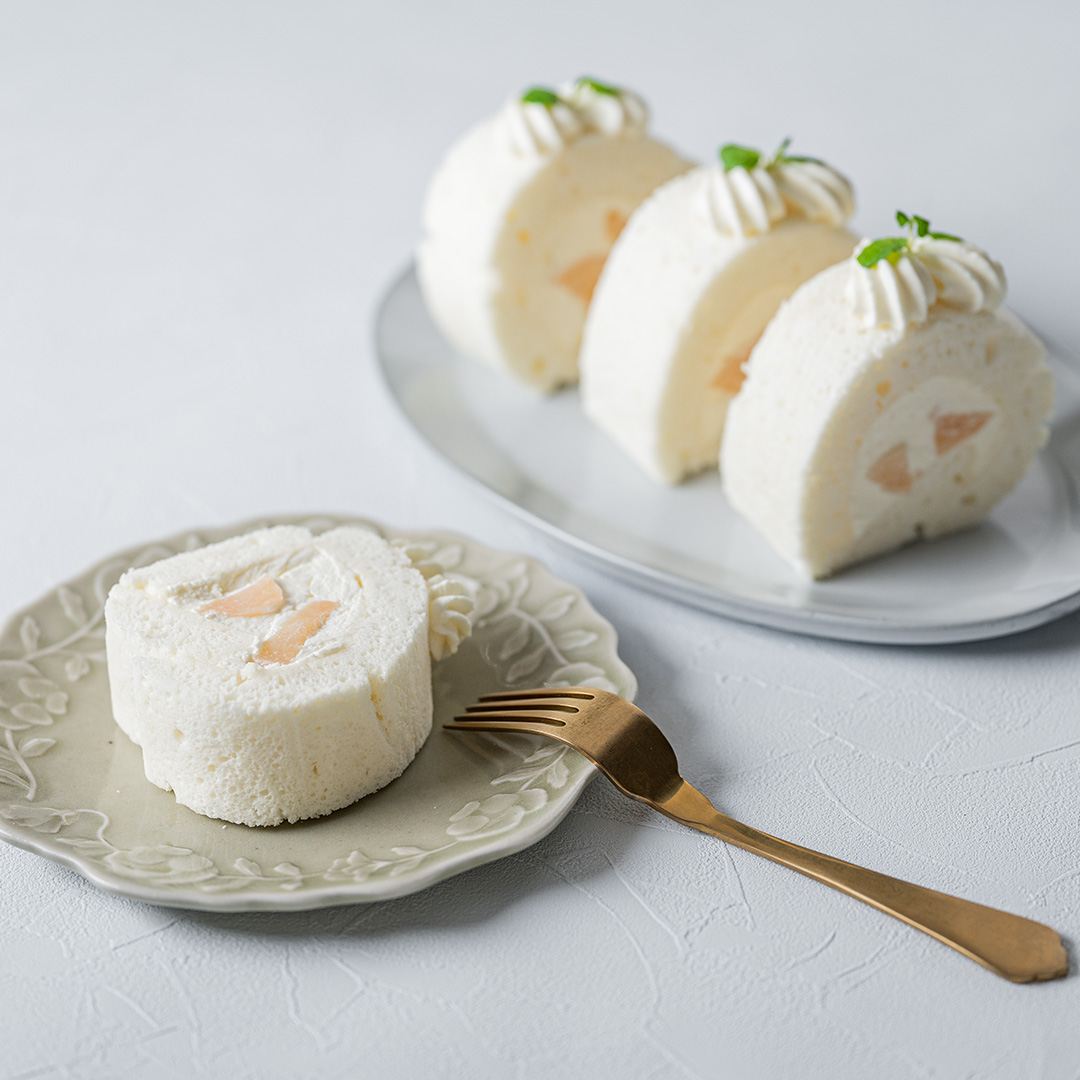 桃とヨーグルトのホワイトロールケーキ