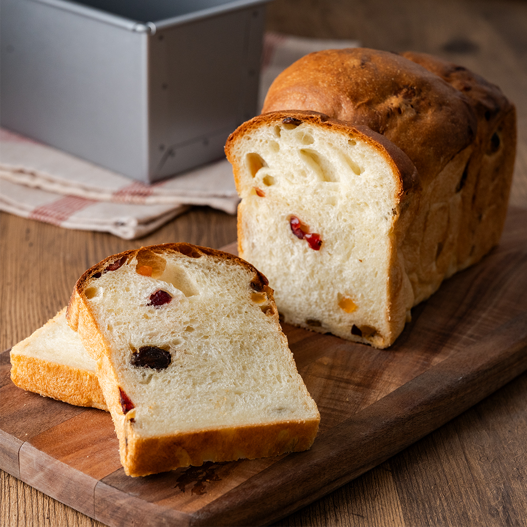 ミックスフルーツが入ったミミまで柔らか食パン