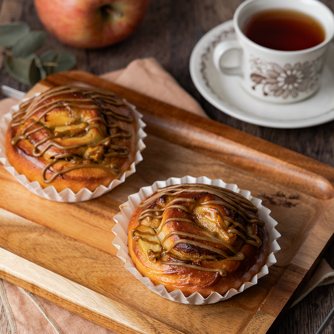 紅茶クリームとリンゴのロールパン