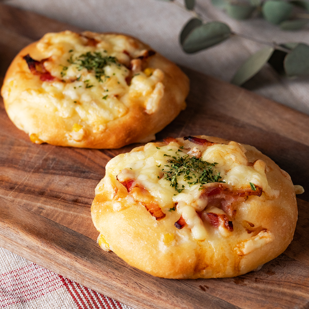 ベーコンとチーズをのせた薄焼きコーンパン