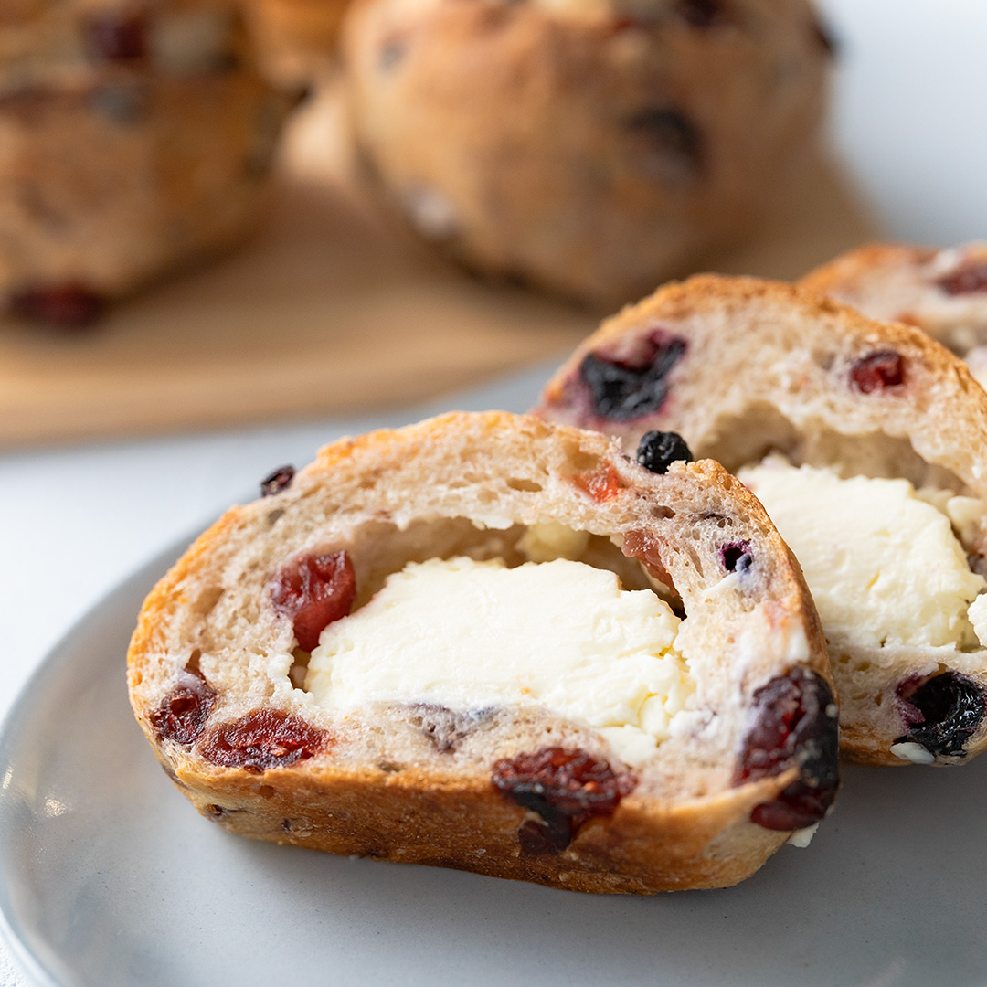 クリームチーズとベリーミックスのハードブレッド