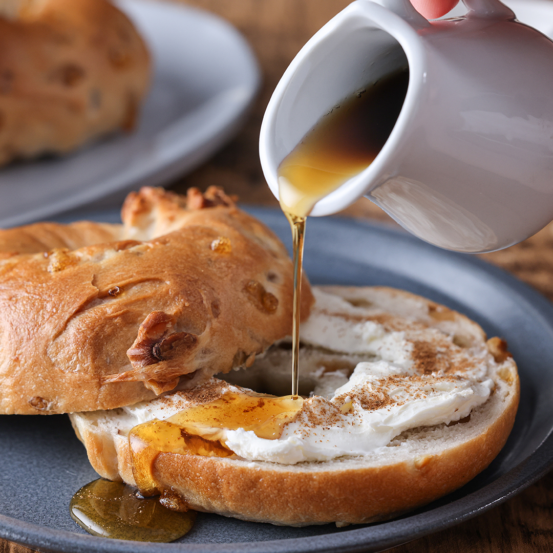 くるみとメープルのベーグル クリームチーズ添え