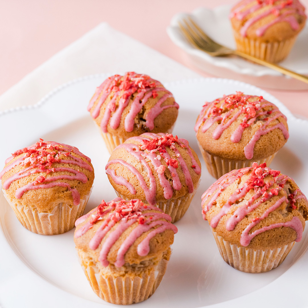 混ぜて焼くだけ!ホワイトチョコとストロベリーのミニマフィン
