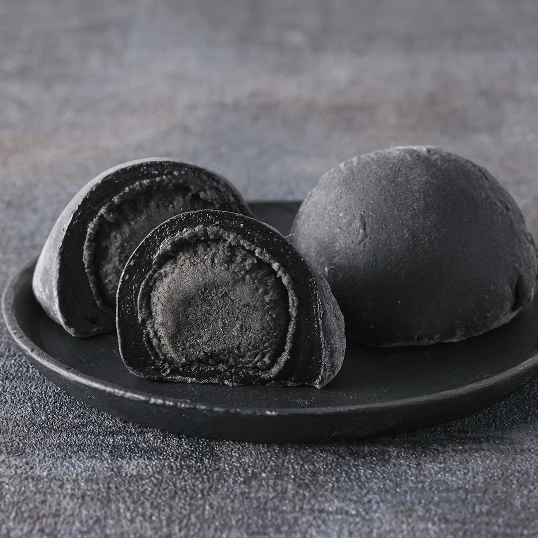 真っ黒な黒胡麻大福