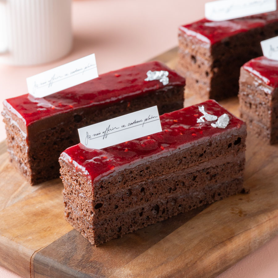 紅茶とラズベリーの濃厚チョコレートケーキ