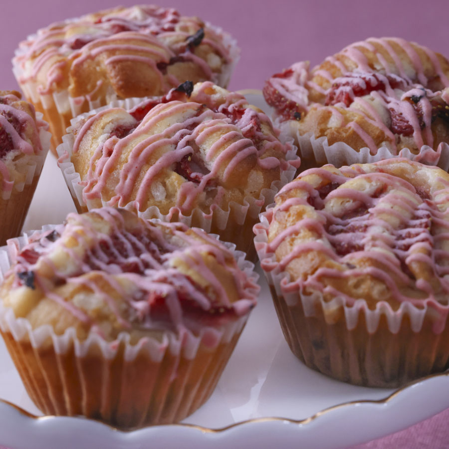 混ぜて焼くだけ!いちごとホワイトチョコの米粉マフィン