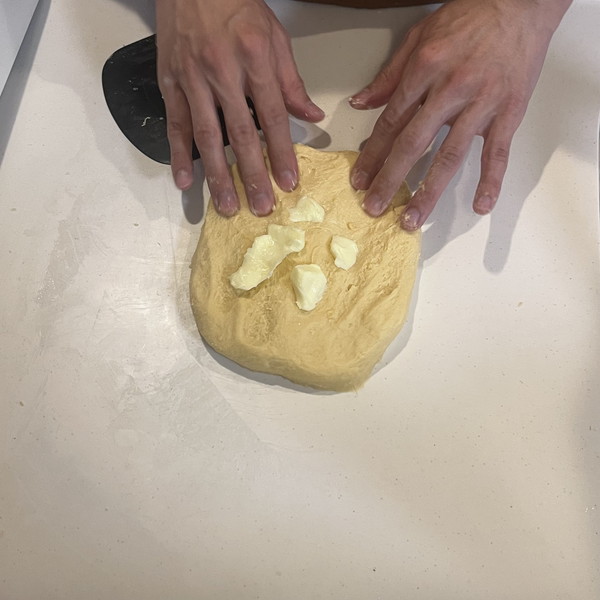 4　バターを加えて捏ねる