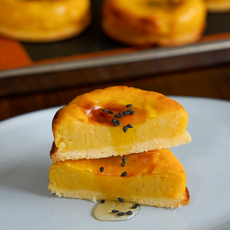 はちみつを添えたほくほくのスイートポテトタルト