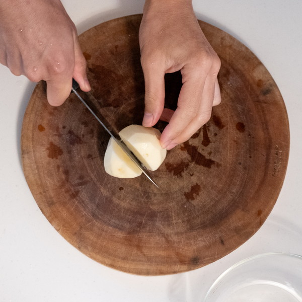 1 じゃがいもを切る