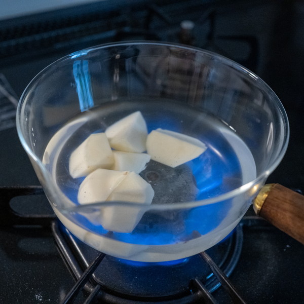 2 じゃがいもを茹でる