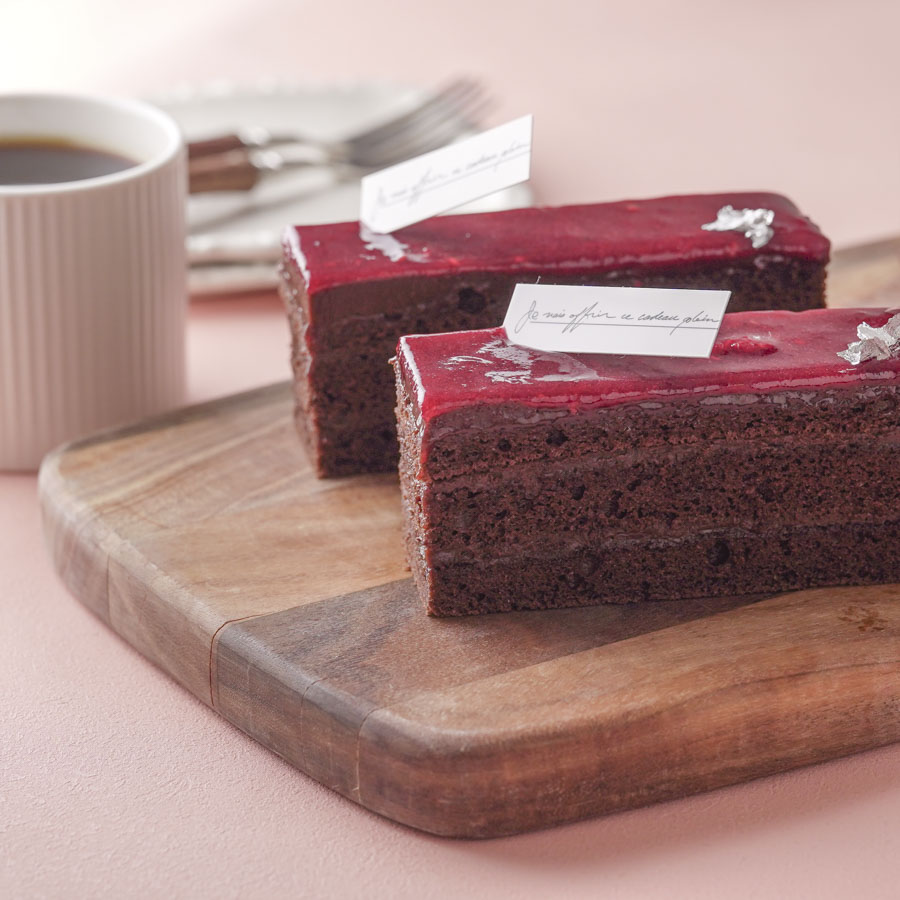 紅茶とラズベリーの濃厚チョコレートケーキ