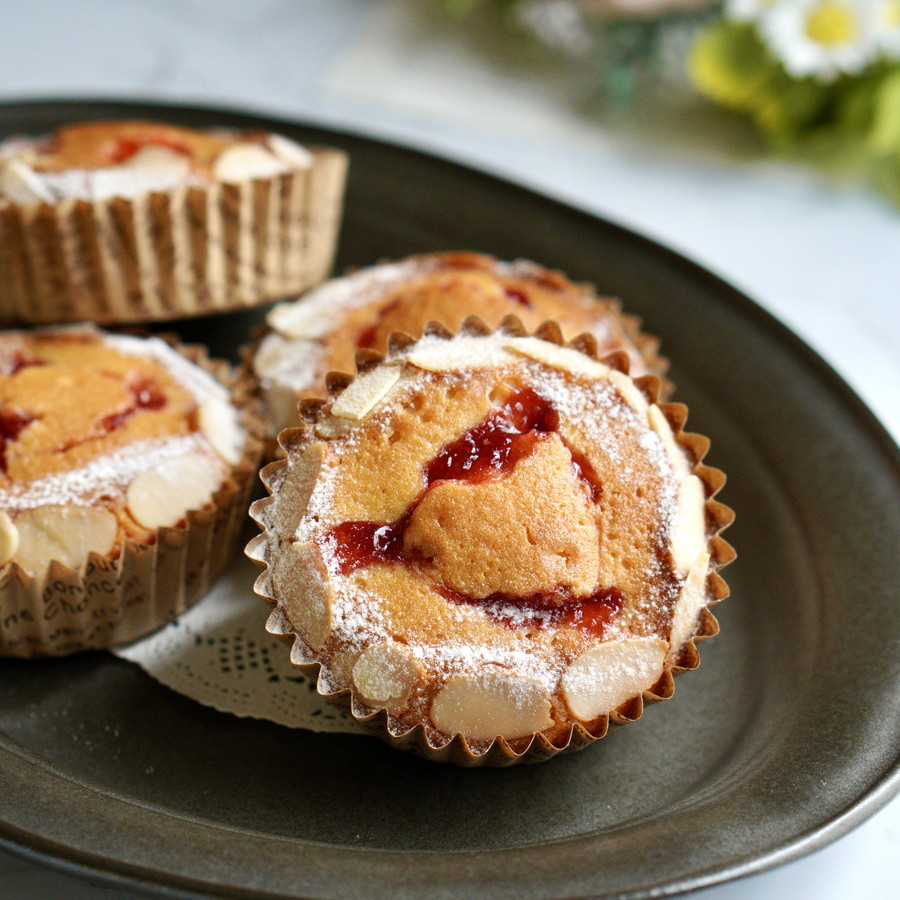 苺のコンフィチュール入りマドレーヌ