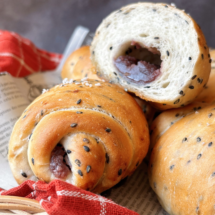 ごまとあんこの塩パン