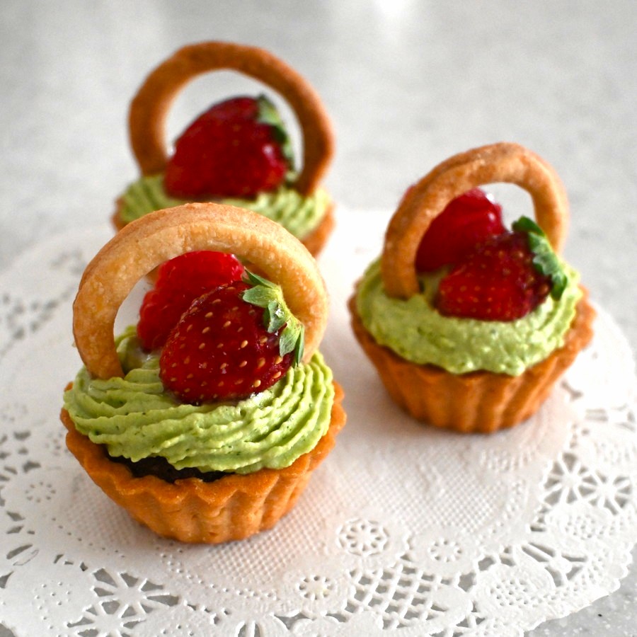 苺と抹茶のバスケットミニタルト