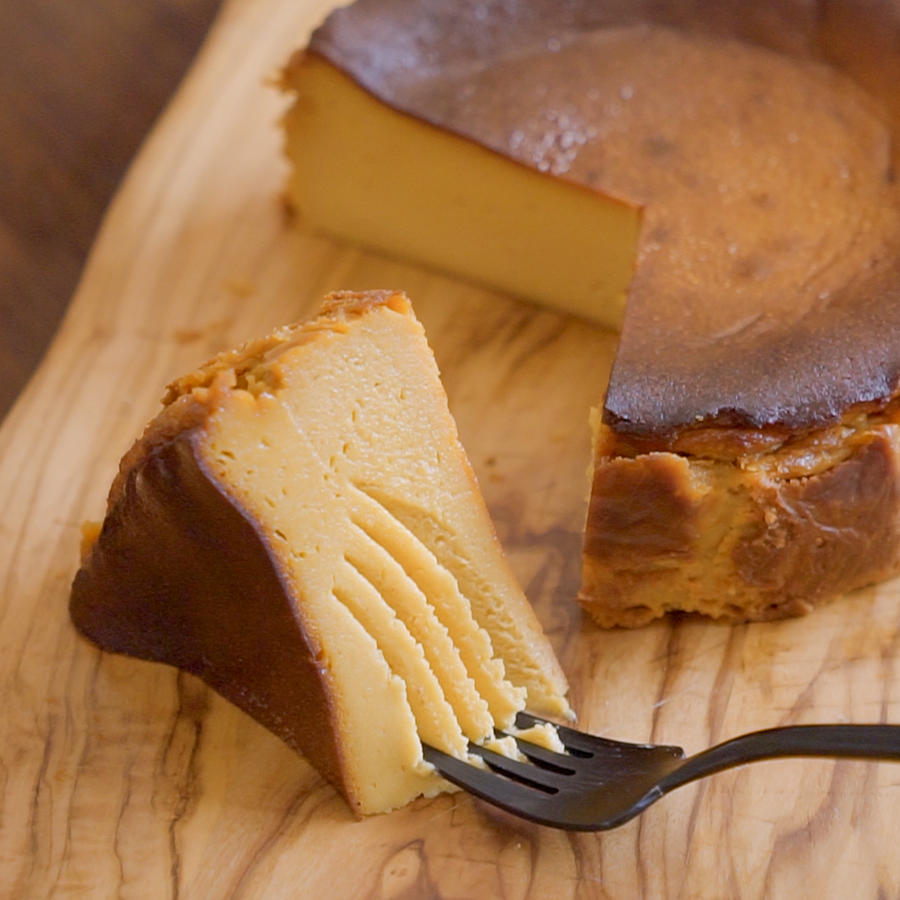 ほろ苦くて濃厚!とろける塩キャラメルのバスクチーズケーキ