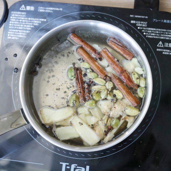 スパイスを煮出す