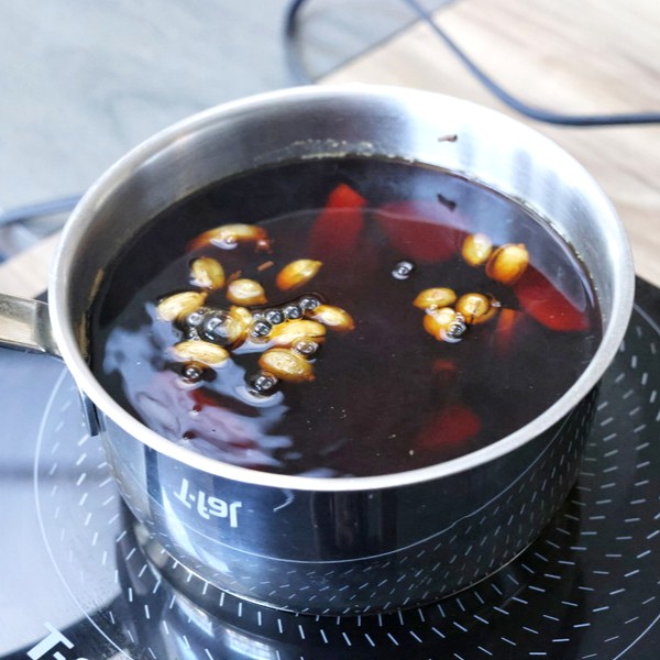 紅茶を加えて煮詰める