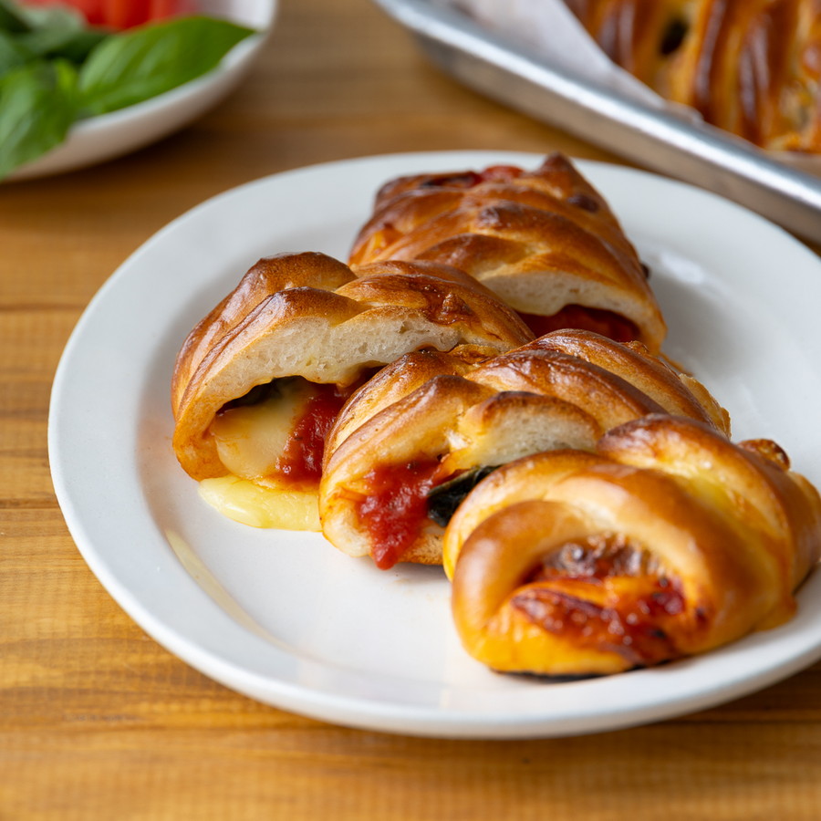 トマトとチーズがとろける!編み込みピザブレッド