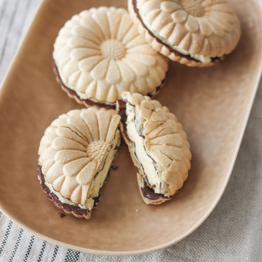 パリパリチョコと濃厚アイスで作るチョコ最中アイス