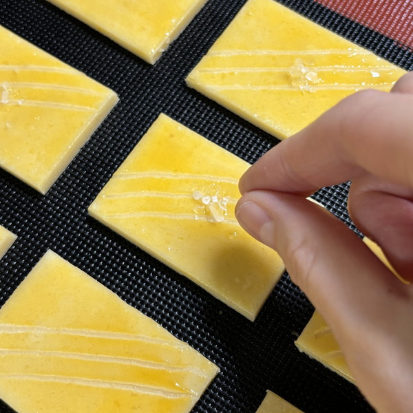 12　焼成前のトッピング