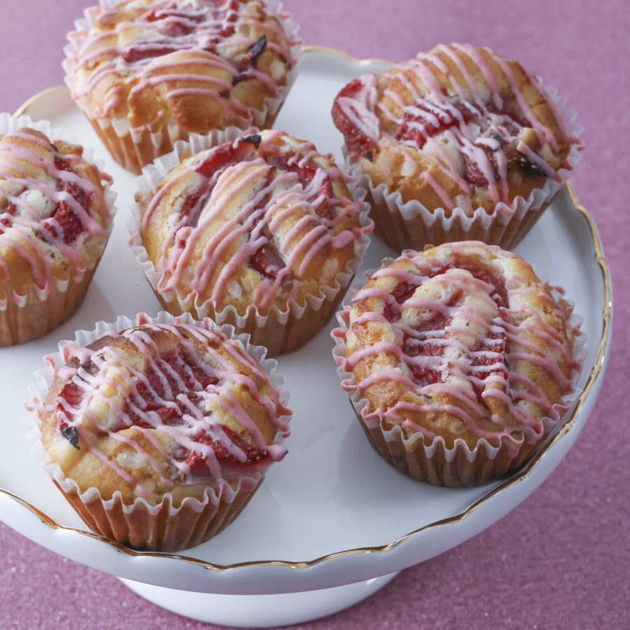 混ぜて焼くだけ!いちごとホワイトチョコの米粉マフィン