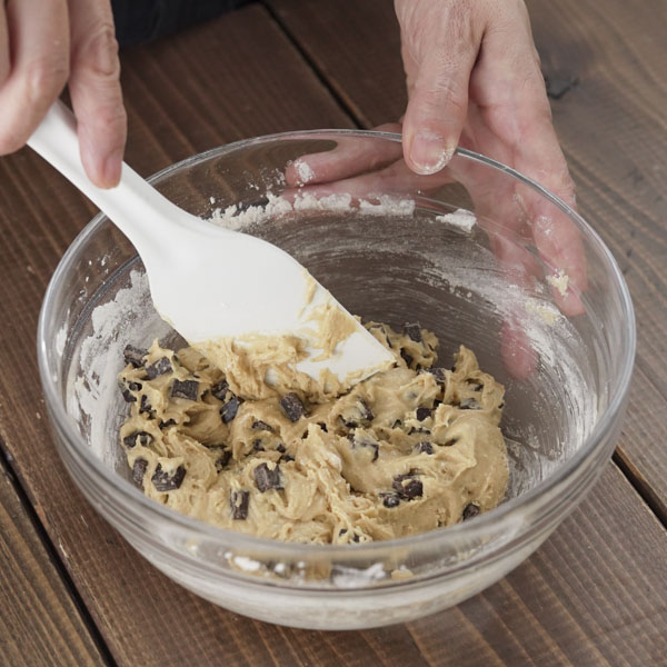 材料を順番に混ぜる