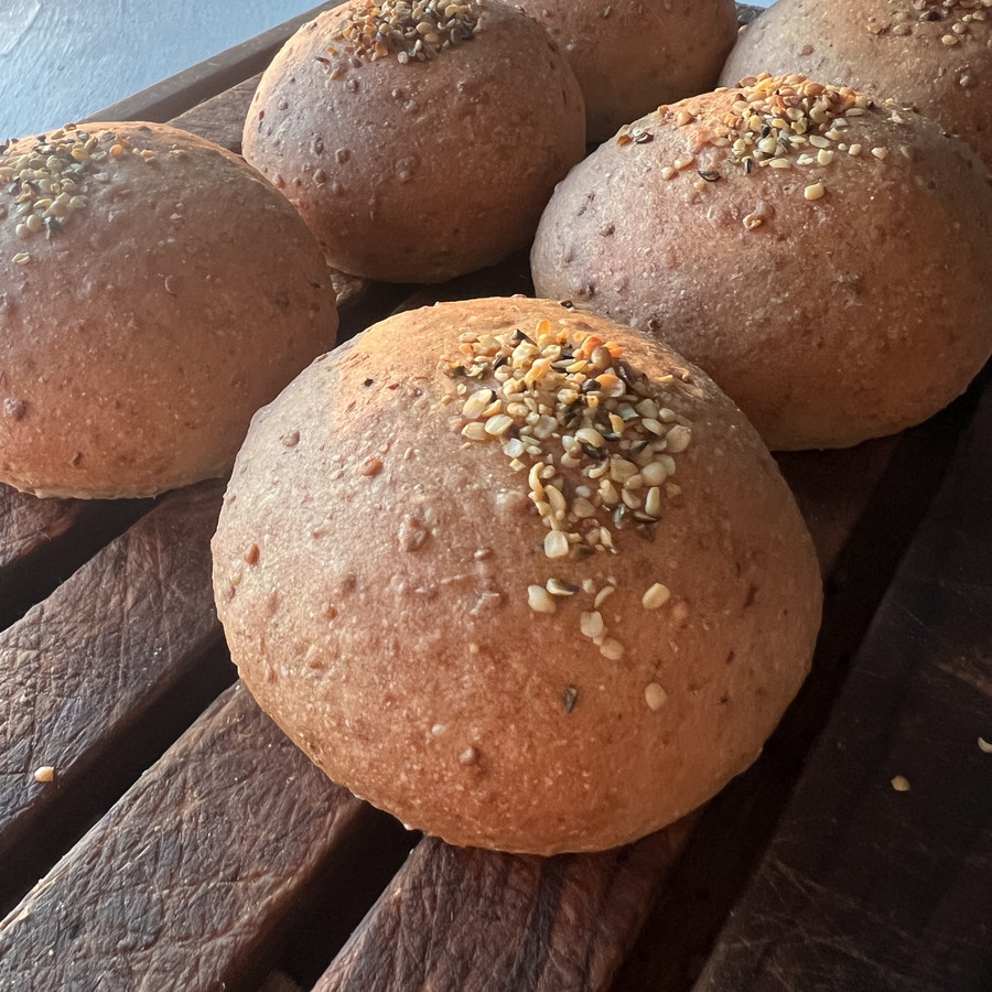 スペルト小麦とヘンプシードの栄養満点プチハードパン
