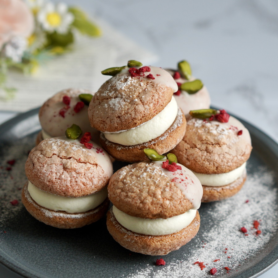 苺とチーズクリームのブッセ