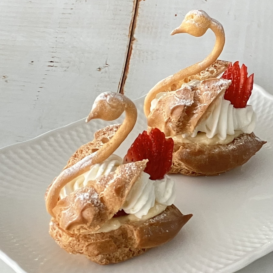 エレガントないちごのスワンシュー