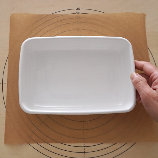 1　型にクッキングシートを敷く