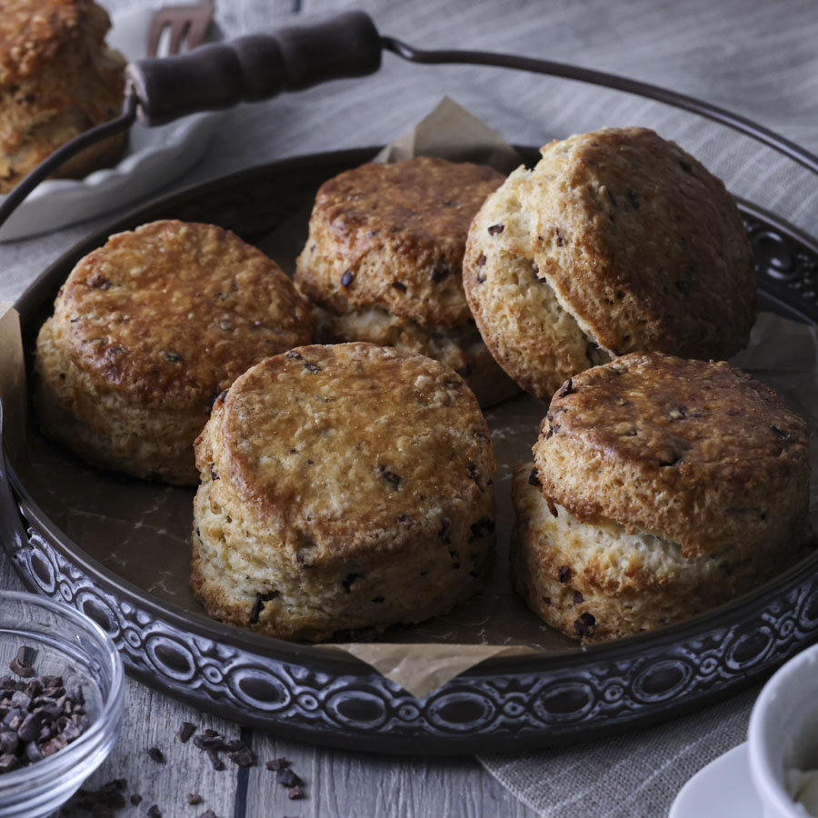 有機材料を使った全粒粉とカカオニブのスコーン