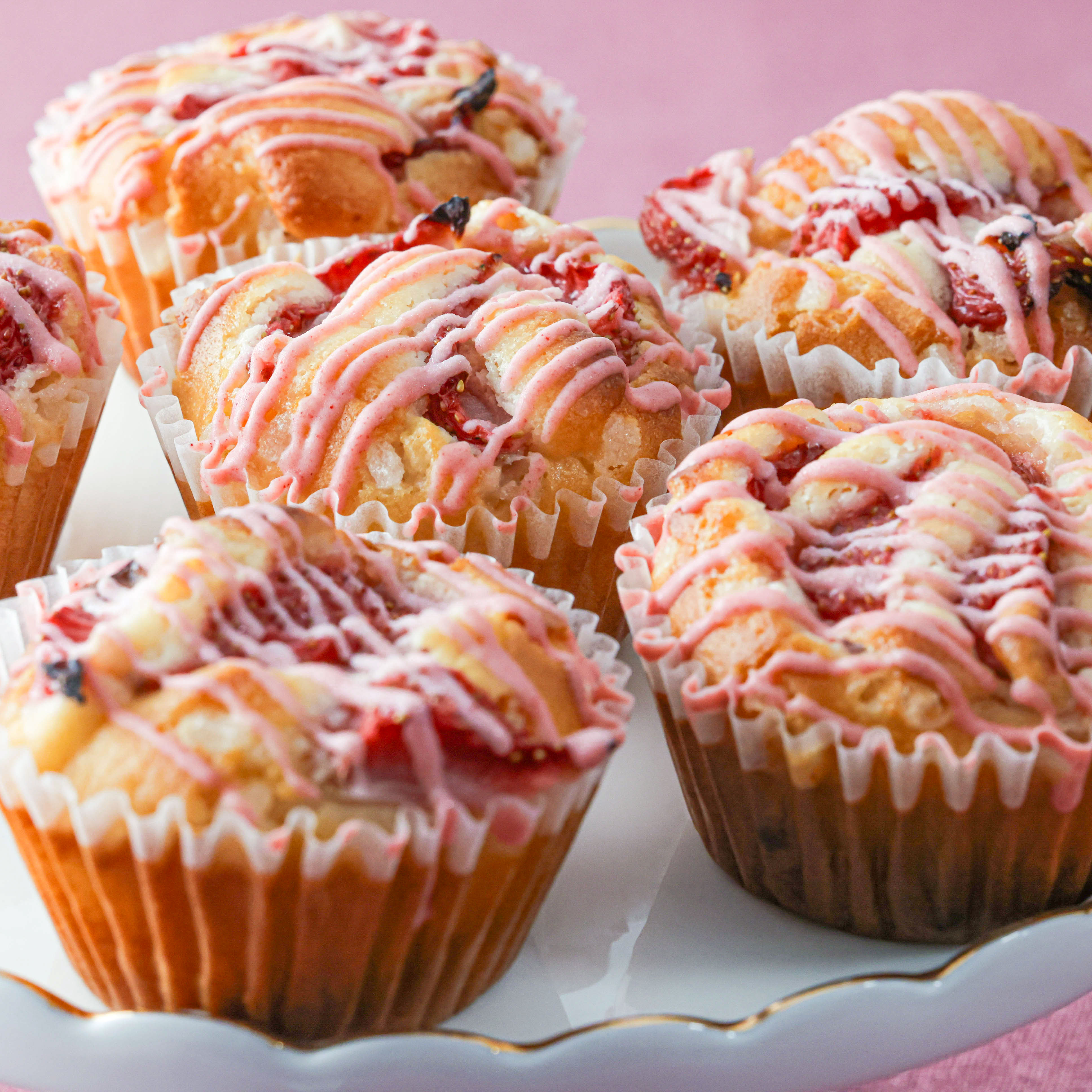 混ぜて焼くだけ!いちごとホワイトチョコの米粉マフィン