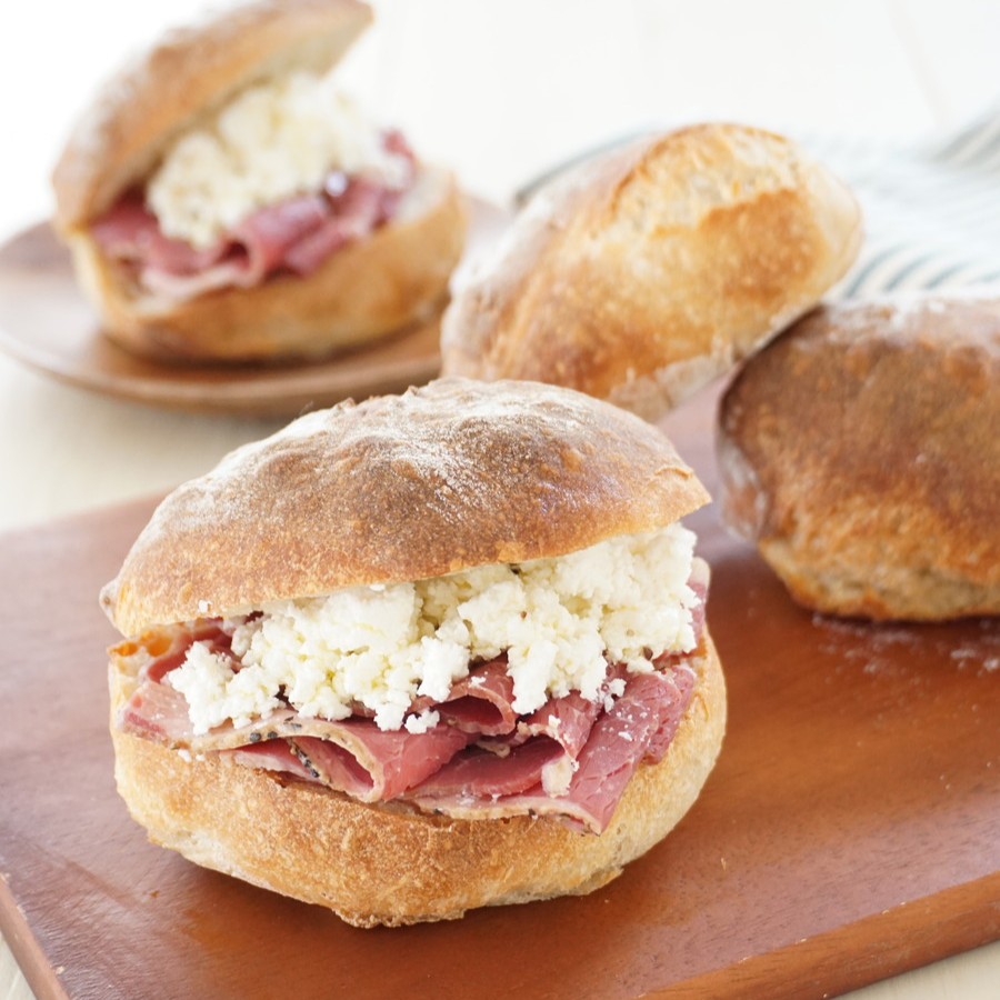 リュスティック～手作りカッテージチーズとパストラミビーフのサ...