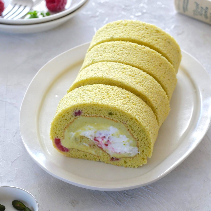 ピスタチオとフランボワーズのロールケーキ