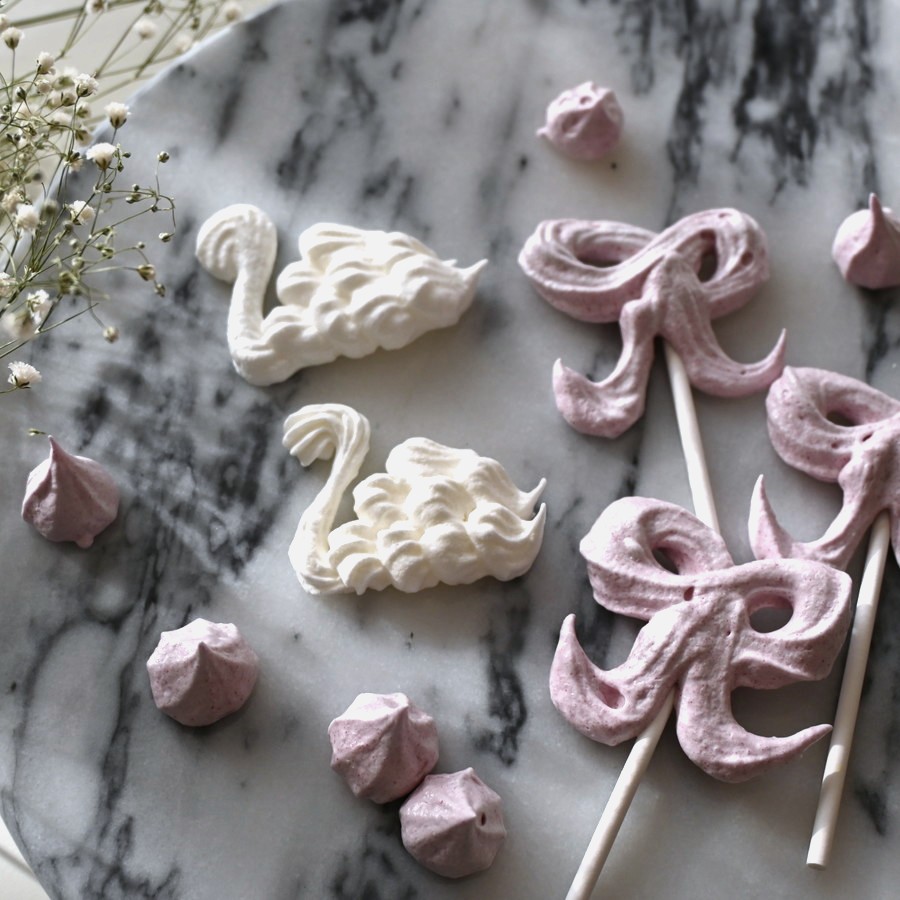 フローティングスワンとメレンゲ菓子2種