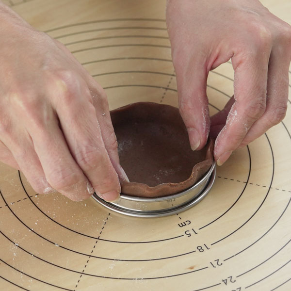 6 タルトリングにフォンサージュ(敷き込み)を行う