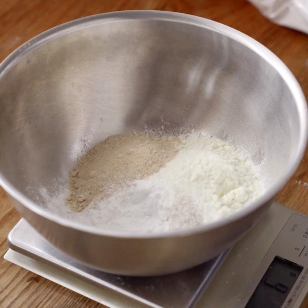 1　ボウルに粉を入れる