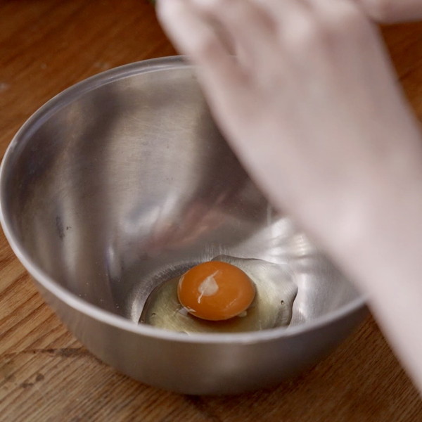 1　ミックス粉以外の材料をよく混ぜる