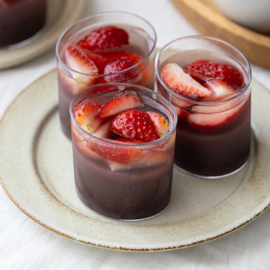 春を感じる♩いちごたっぷり水羊羹