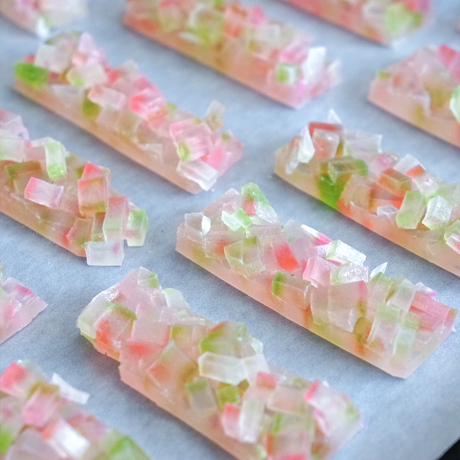 春の結晶に見立てた　シャリシャリの琥珀糖