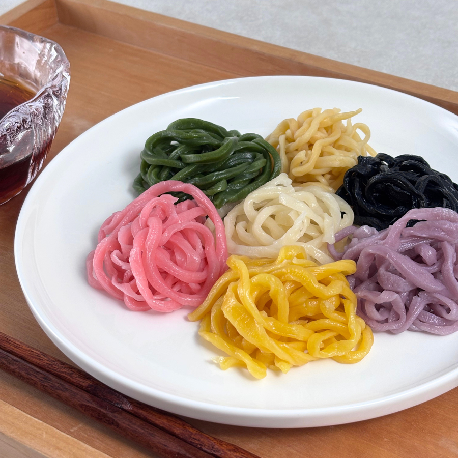 【富澤商店107周年記念!】7色で祝う　カラフル手打ちうどん