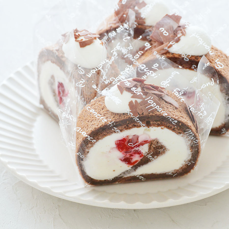 フォレノワール風　サワーチェリーとココアのしっとりロールケーキ