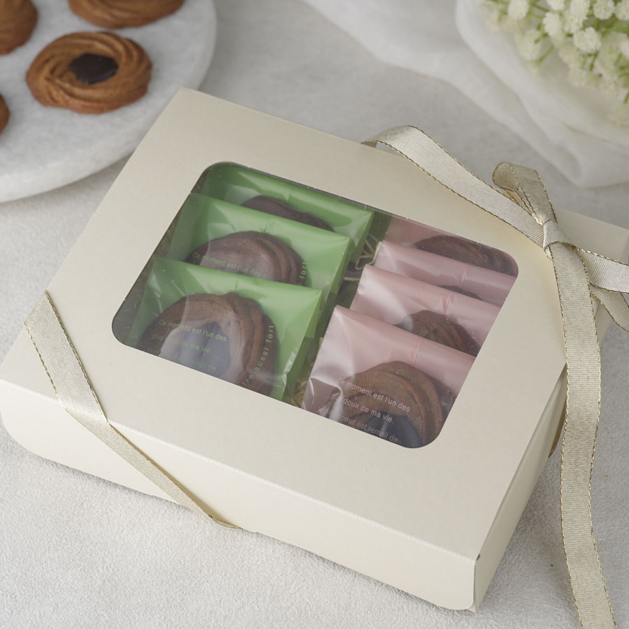 窓付きのギフトボックスを使ったクッキーの詰め合わせ