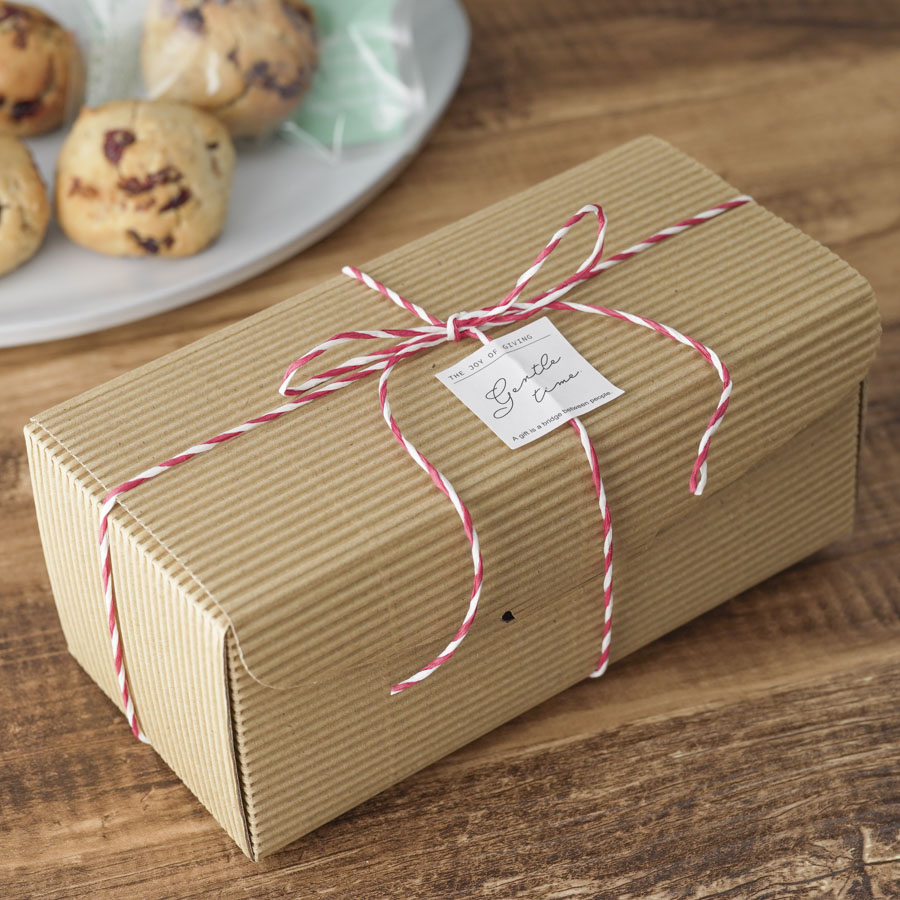 ナチュラルなギフトボックスを使ったスコッキーのラッピング