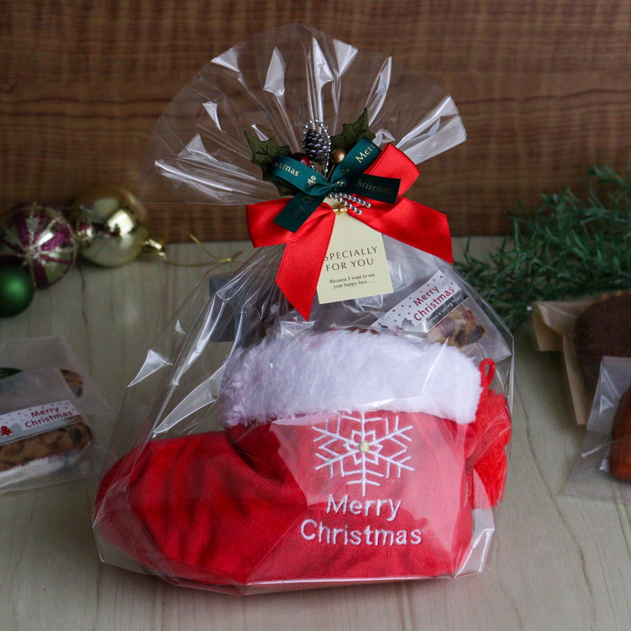 リボンタイで簡単!クリスマスブーツの焼菓子ギフト